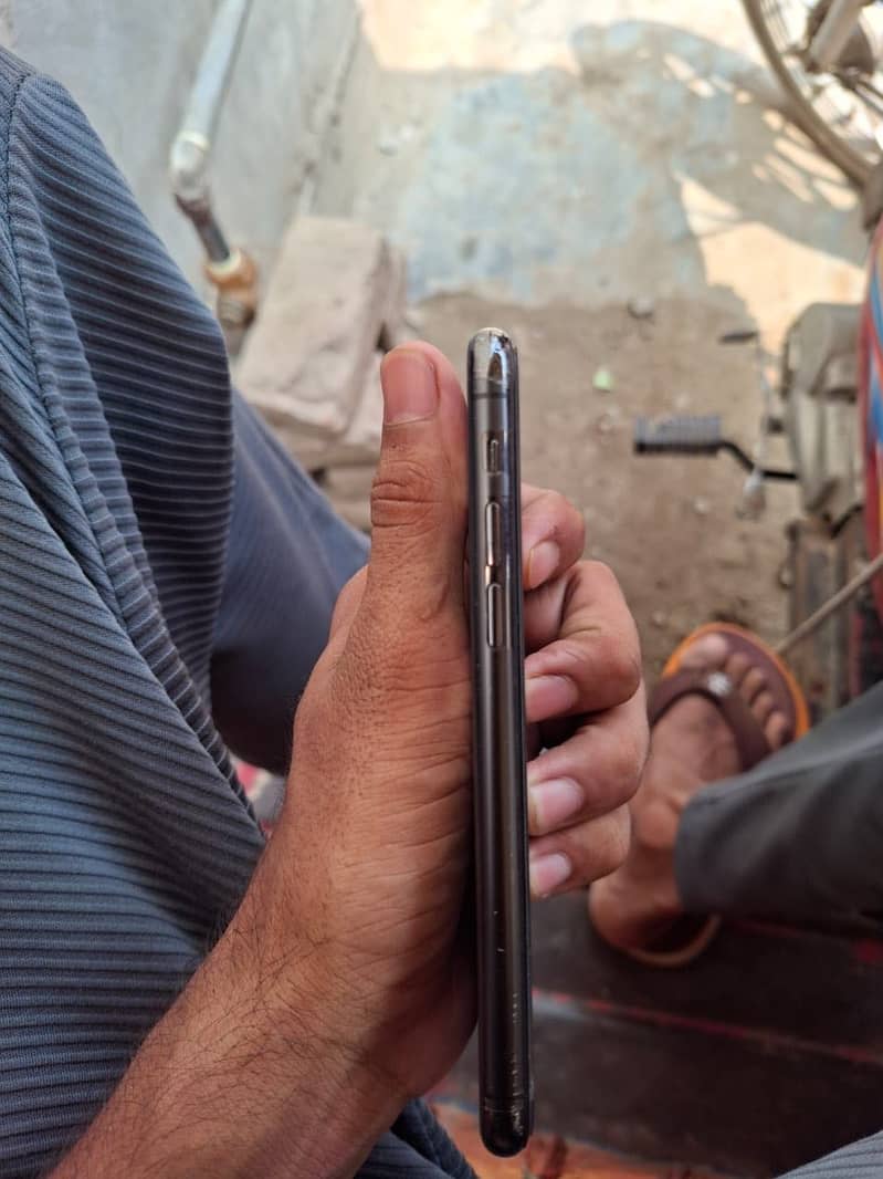 Apple iPhone 11 Pro 6