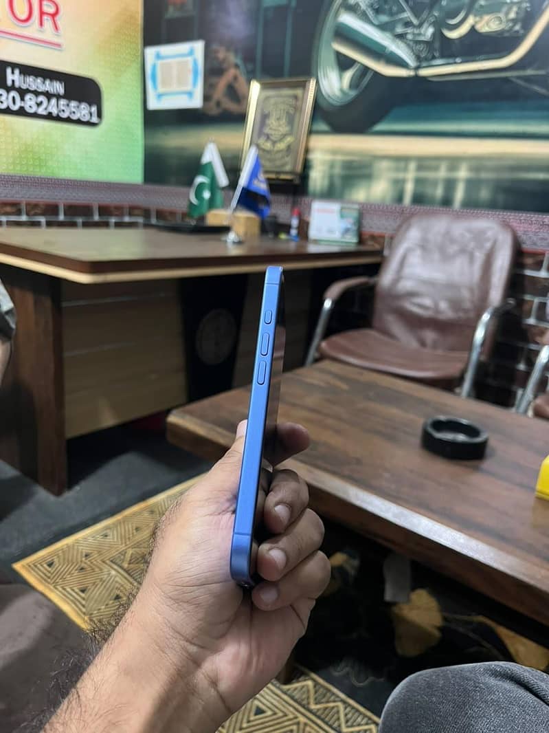 Apple iPhone 16 4