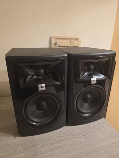 JBL 305P MkII Powered 5″ Two-Way Studio Monitor Pair