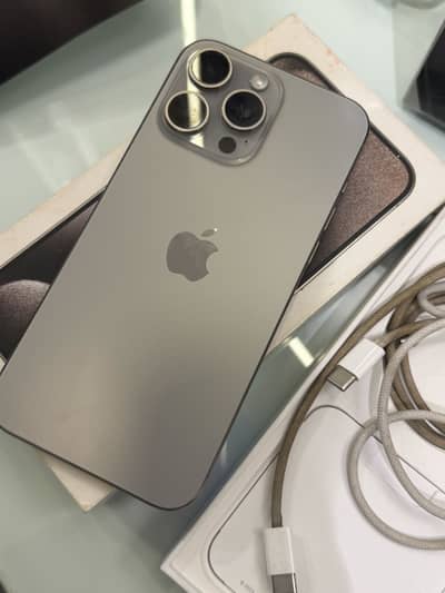 15 pro max Natural titanium 256 GB  JV