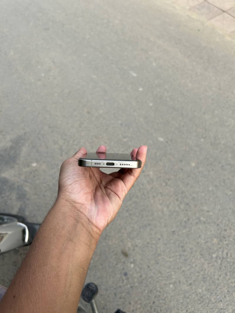 Apple iPhone 15 Pro 4