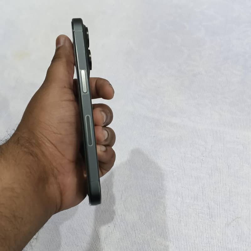 Apple iPhone 15 Pro 3