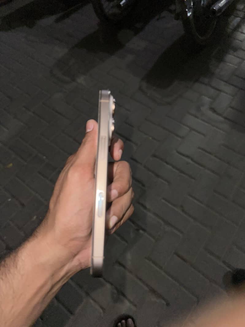 Apple iPhone 16 Pro 0