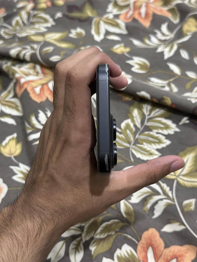 Apple iPhone 16 Pro Max 4