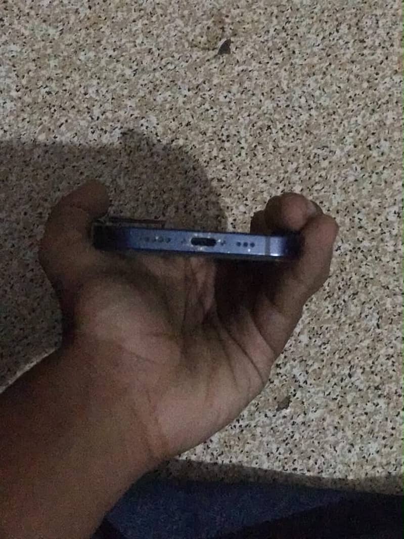 Apple iPhone 12 4