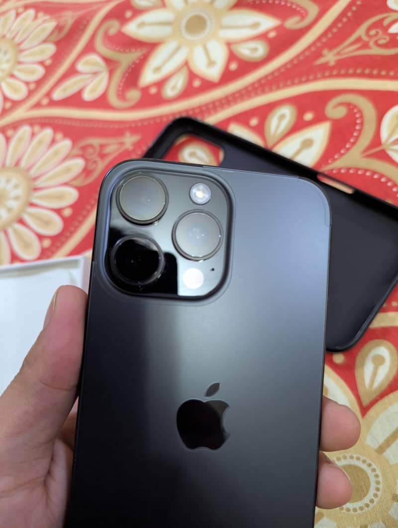 Apple iPhone 16 Pro Max 4