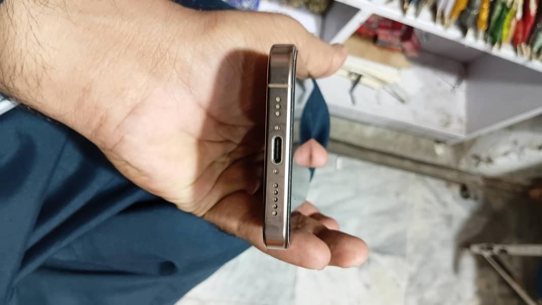 Apple iPhone 16 Pro 1