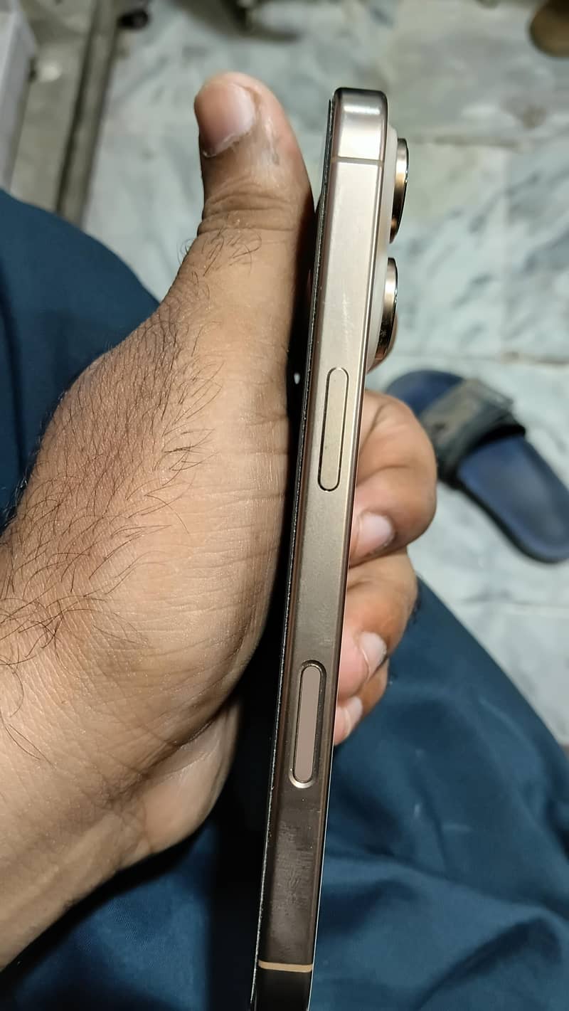 Apple iPhone 16 Pro 3