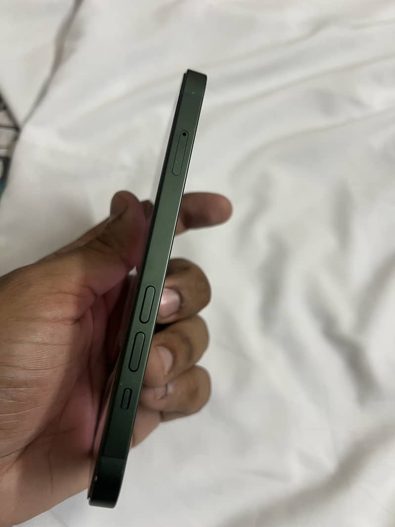 Apple iPhone 13 4