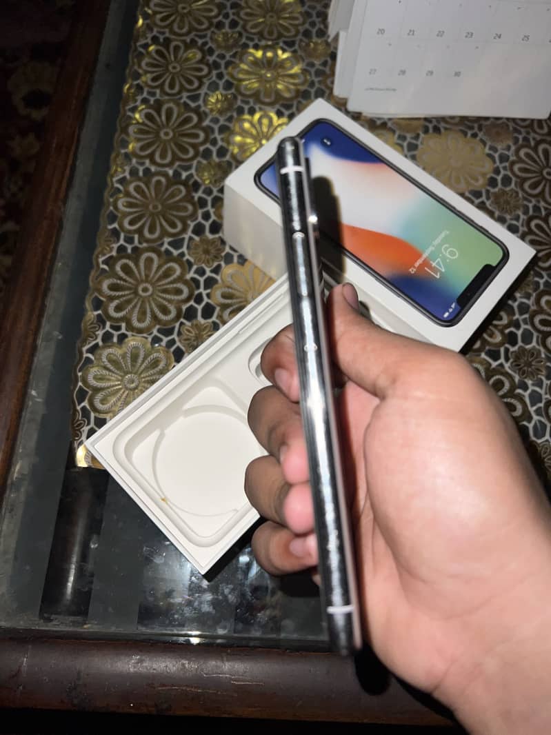 Apple iPhone X 4