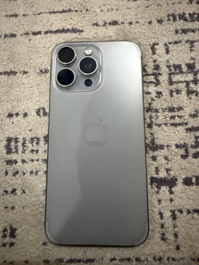 Apple iPhone 15 Pro Max 4