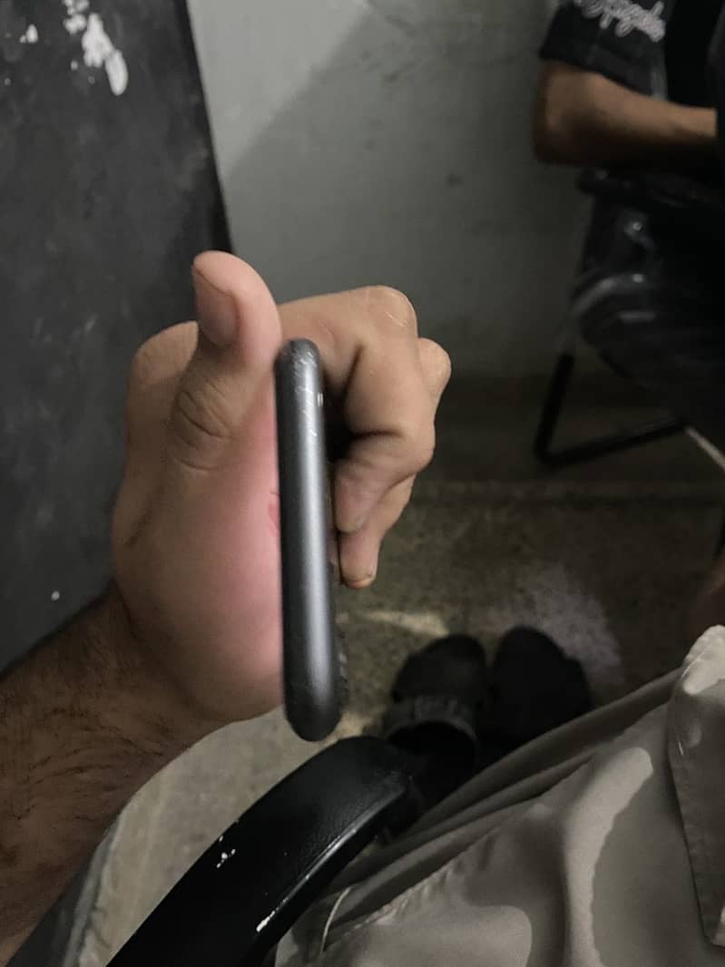 Apple iPhone 11 4