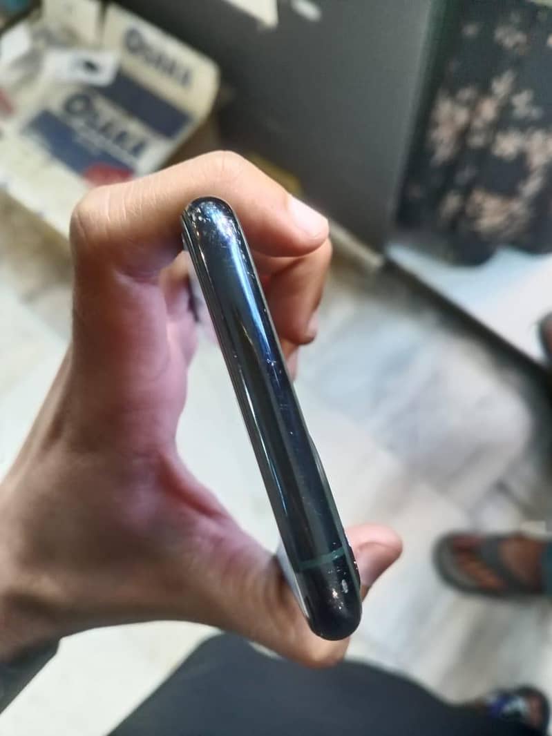 Apple iPhone 11 Pro 4