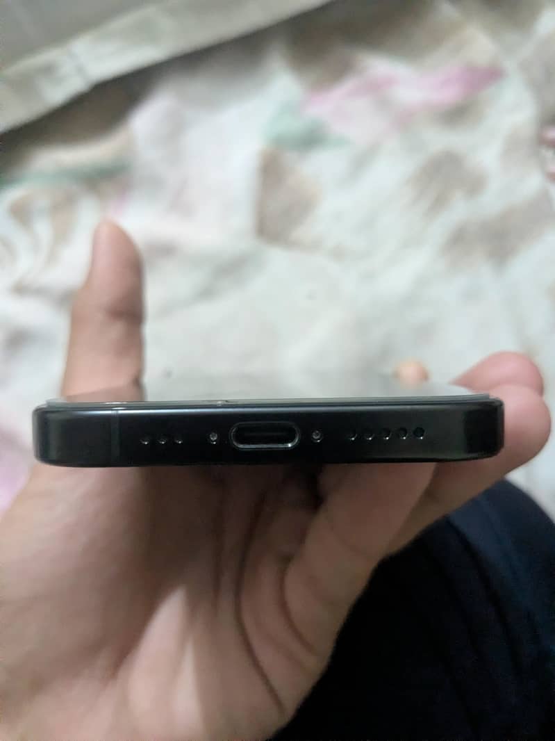 Apple iPhone 16 Pro 3