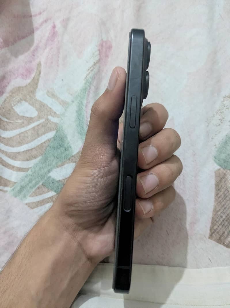 Apple iPhone 16 Pro 4