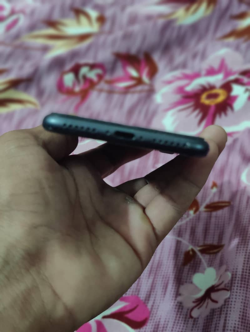 Apple iPhone 8 3