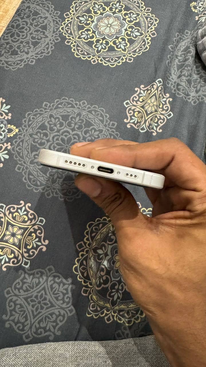 Apple iPhone 16 2