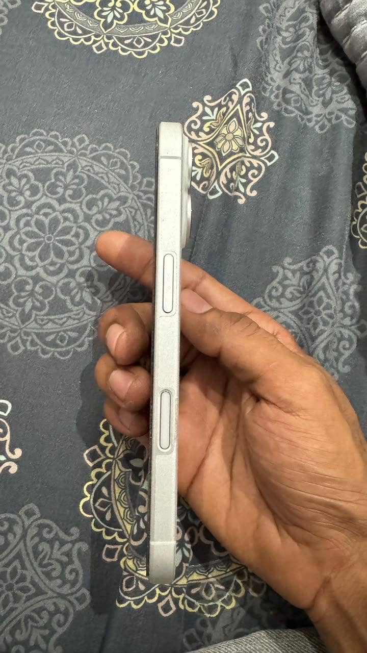 Apple iPhone 16 3