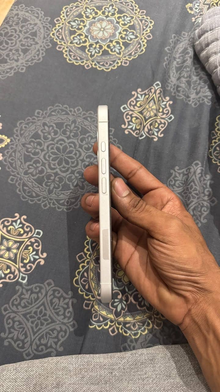 Apple iPhone 16 4