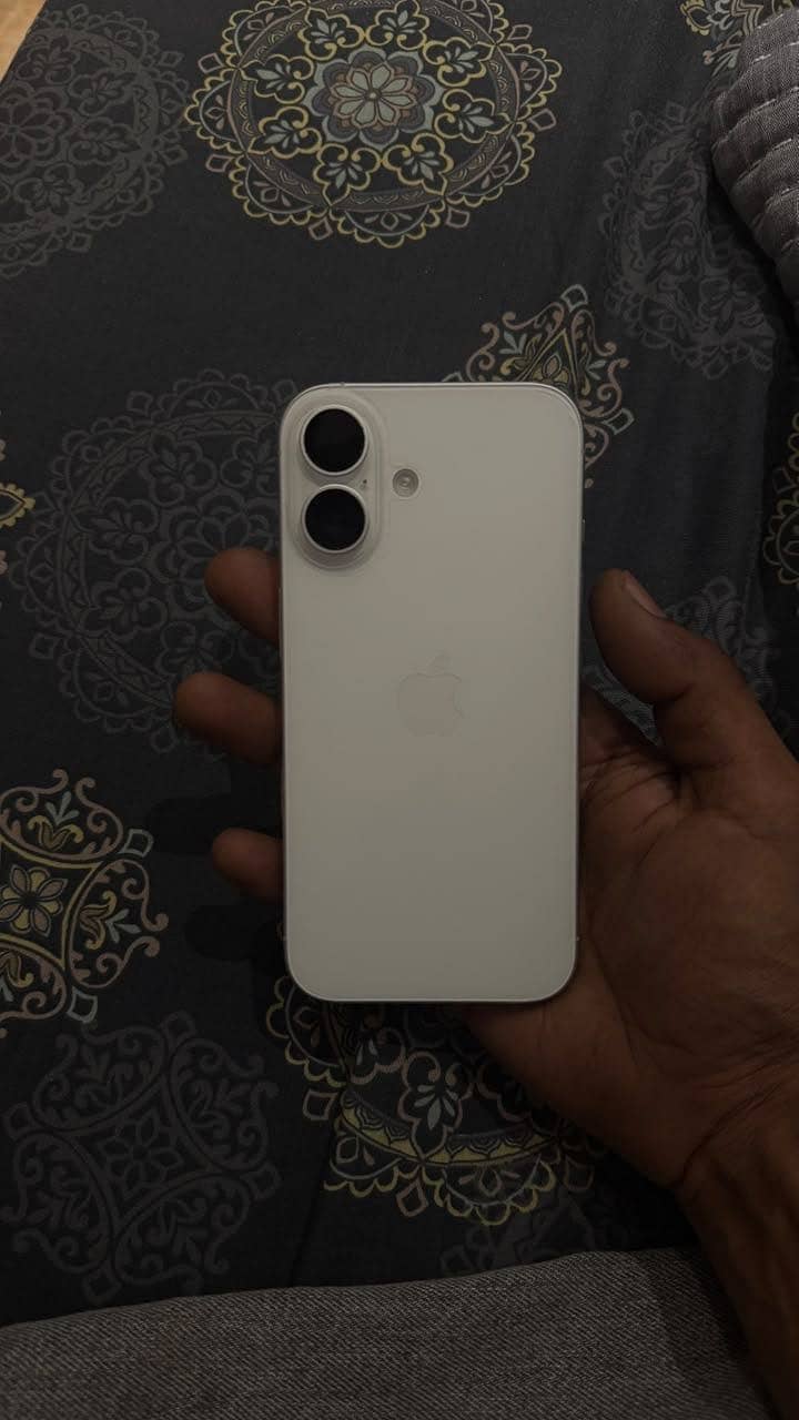 Apple iPhone 16 5