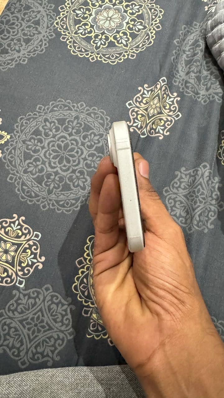 Apple iPhone 16 6