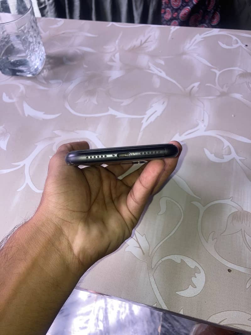 Apple iPhone 11 4