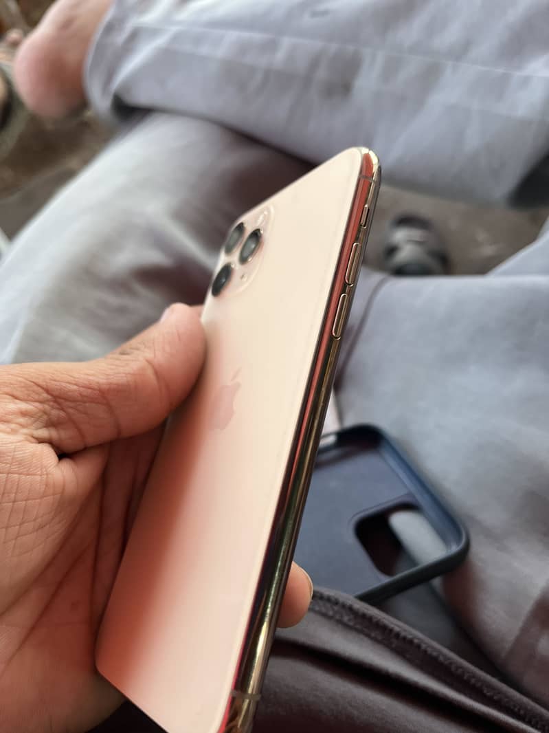Apple iPhone 11 Pro 4