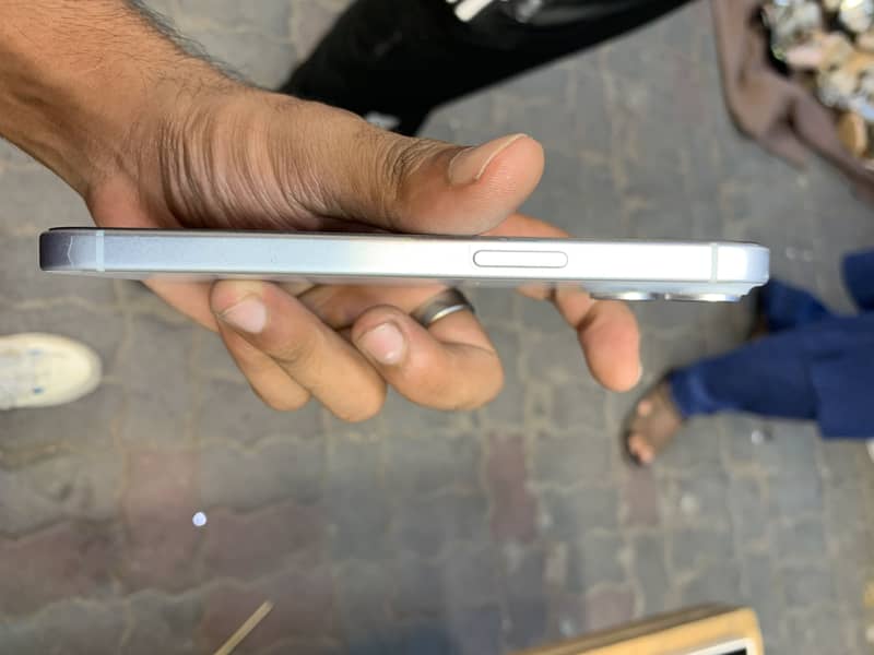 Apple iPhone 15 4