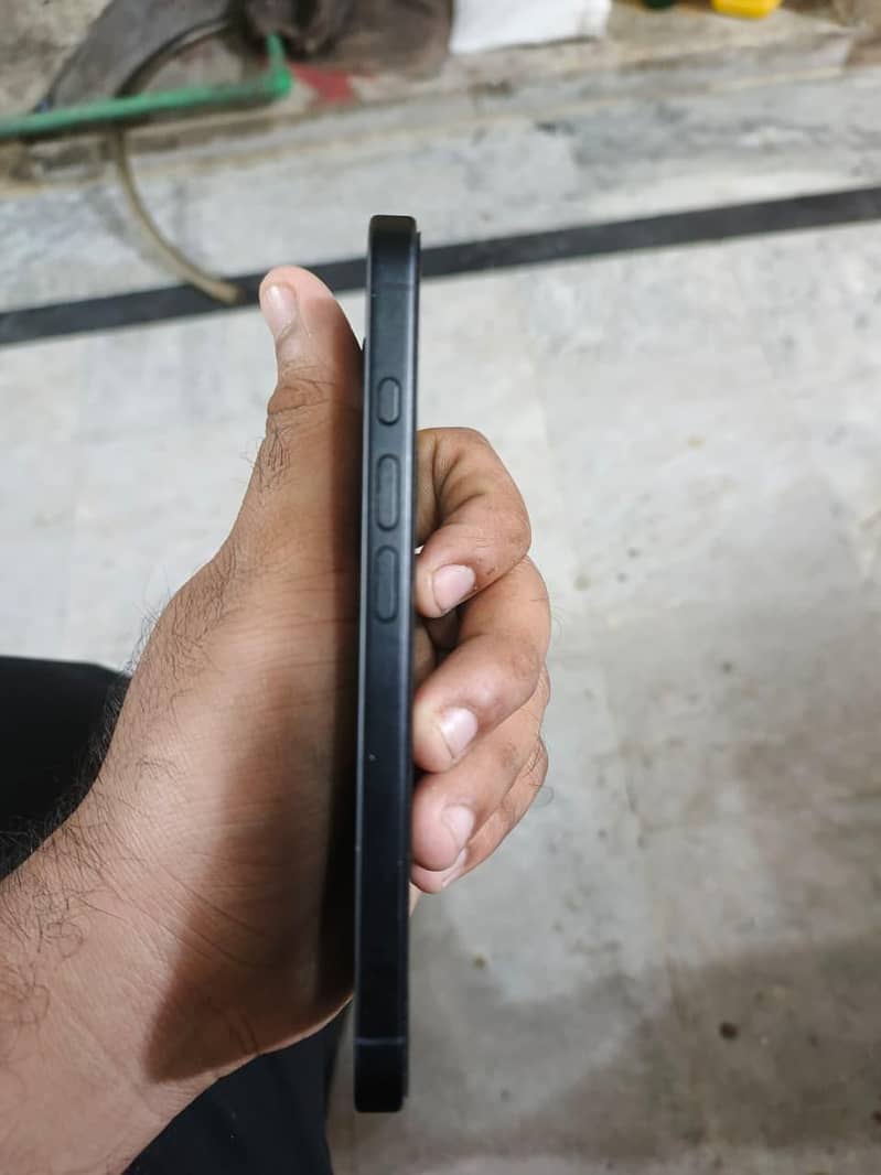 Apple iPhone 16 2