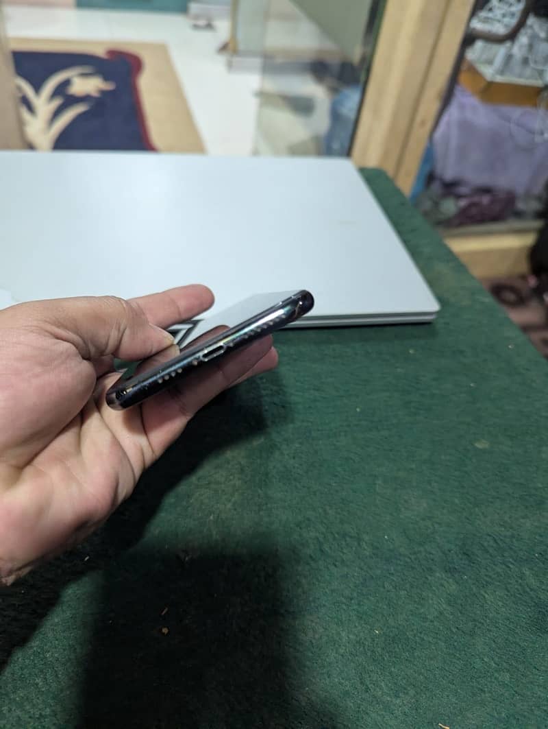 Apple iPhone XS Max 4
