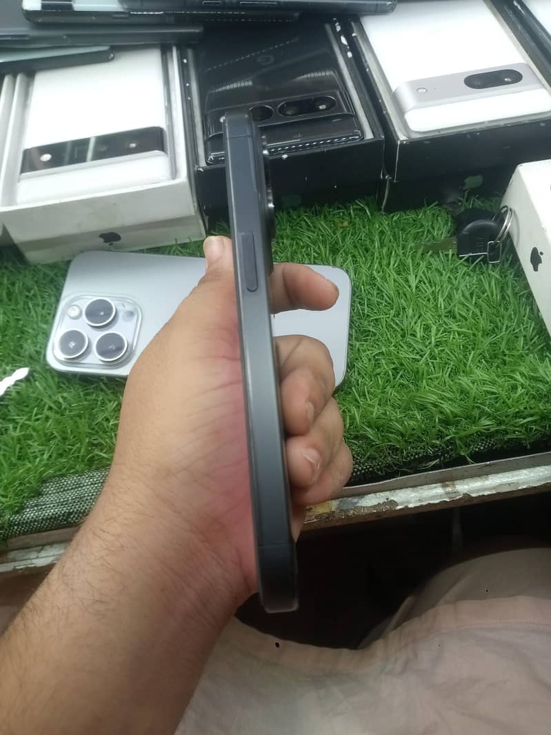 Apple iPhone 15 Pro 4