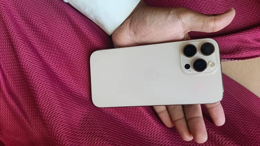 Apple iPhone 16 Pro Max 4