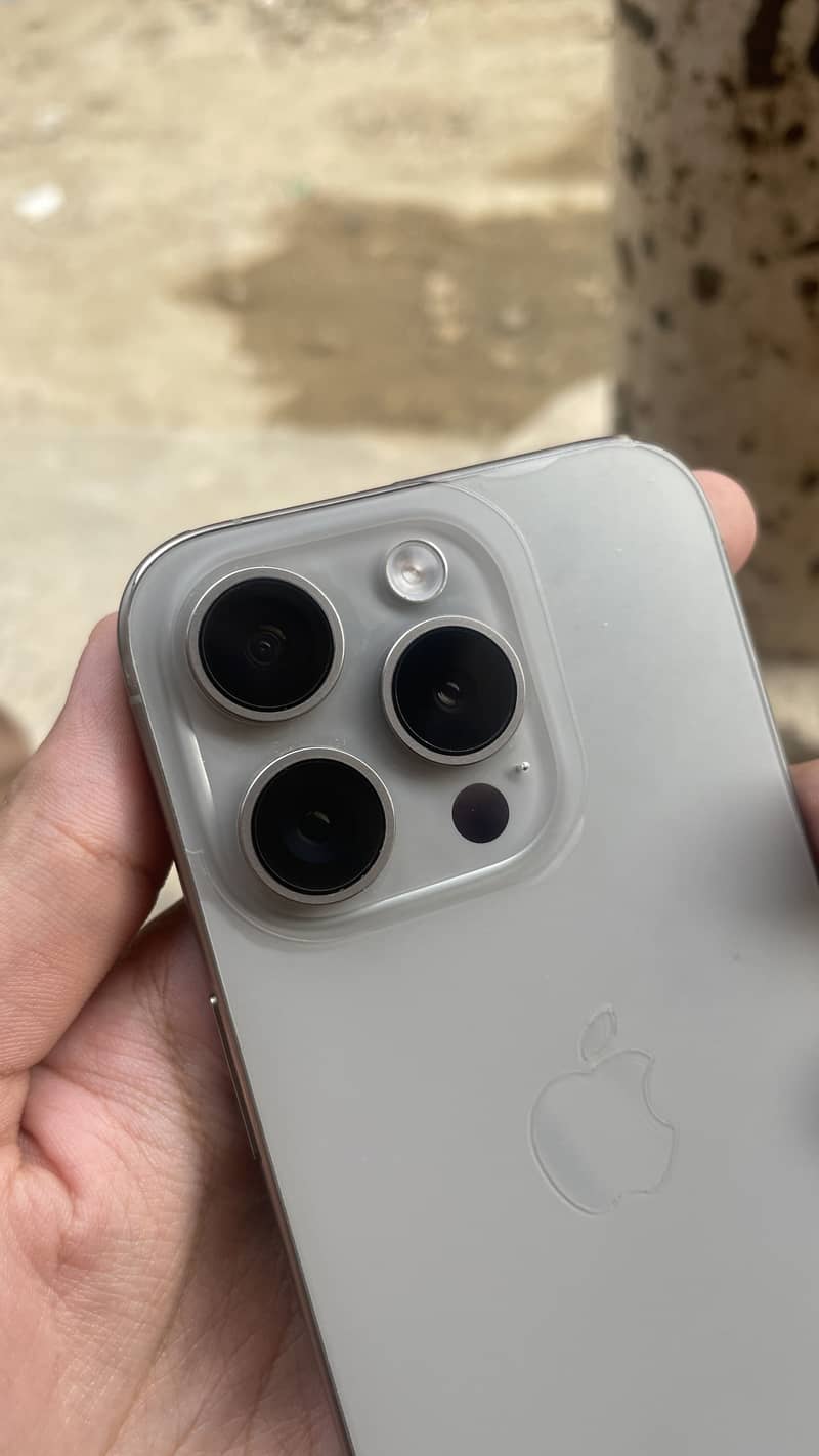 Apple iPhone 15 Pro 4