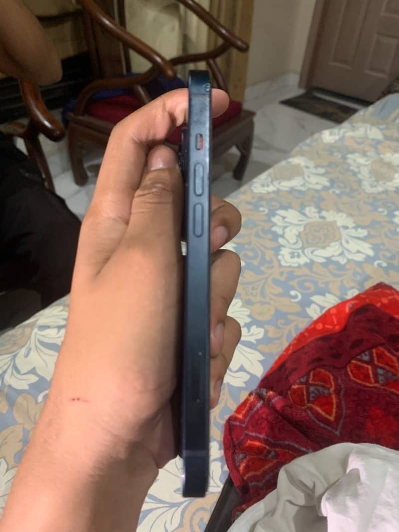 Apple iPhone 13 4