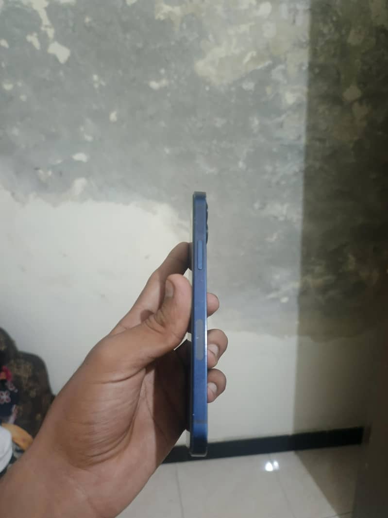 Apple iPhone 12 4