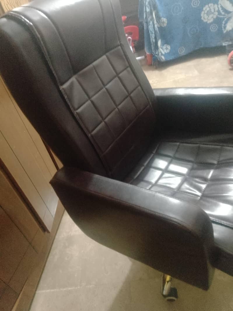 Executive Office / Study Chair (Good Condition) 2
