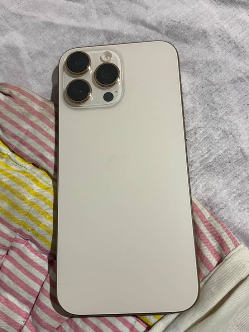 Apple iPhone 16 Pro Max 4