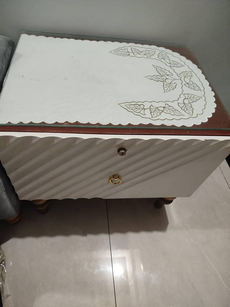 2 Side table for sell 0