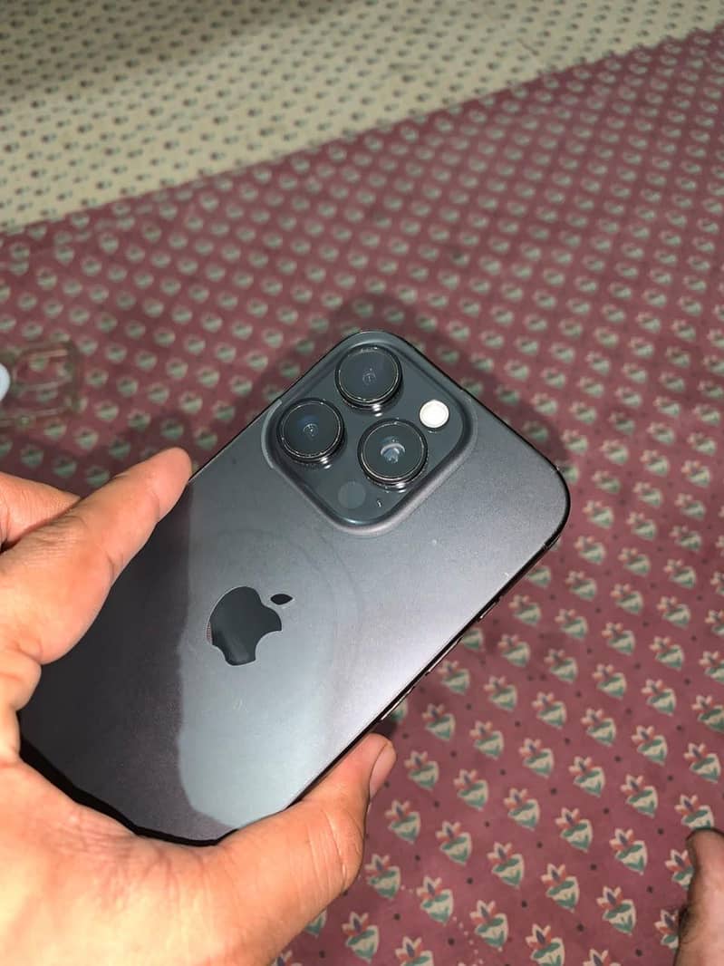 Apple iPhone 16 Pro 1
