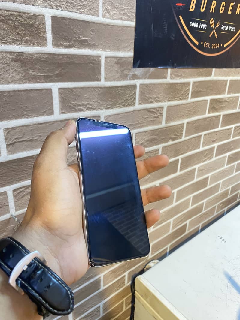 Apple iPhone XS Max 3