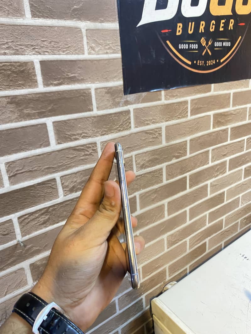 Apple iPhone XS Max 4