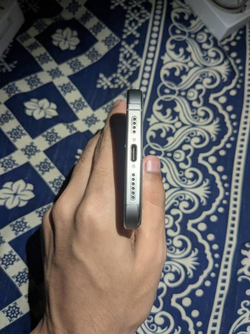 Apple iPhone 15 Pro Max 4