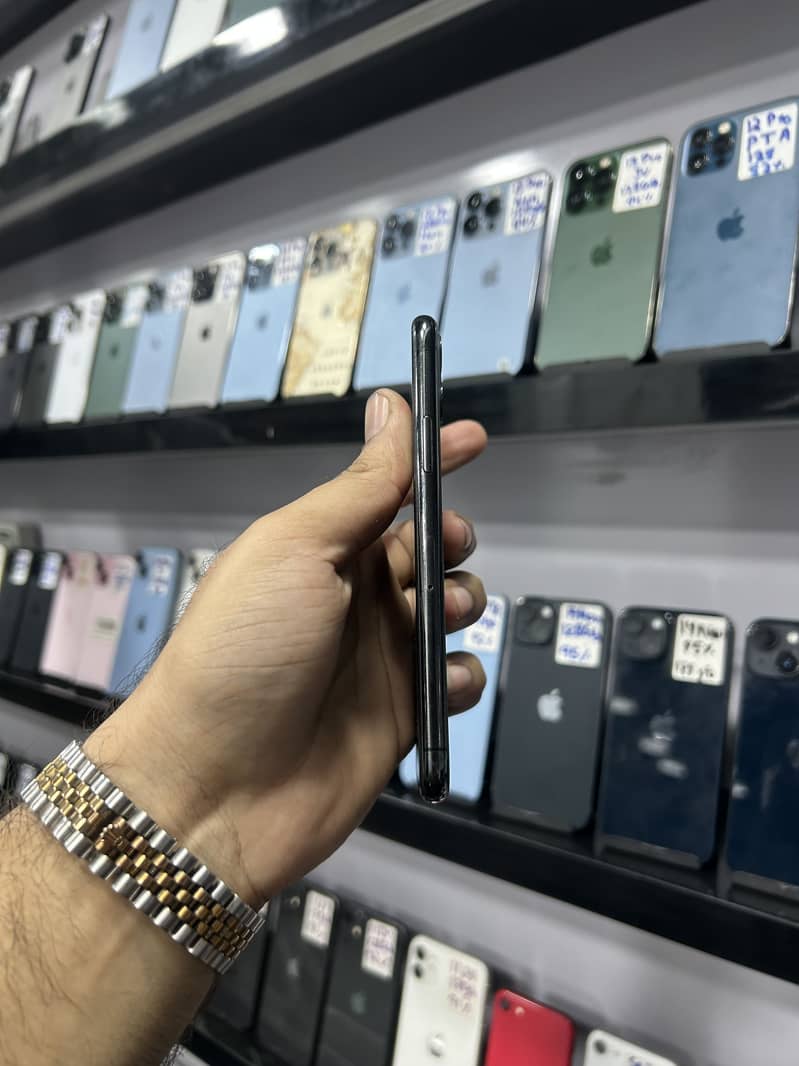 Apple iPhone 11 Pro 4