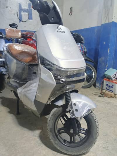 eveon n7 just 1500km used scooty  available mobile#03004142432
