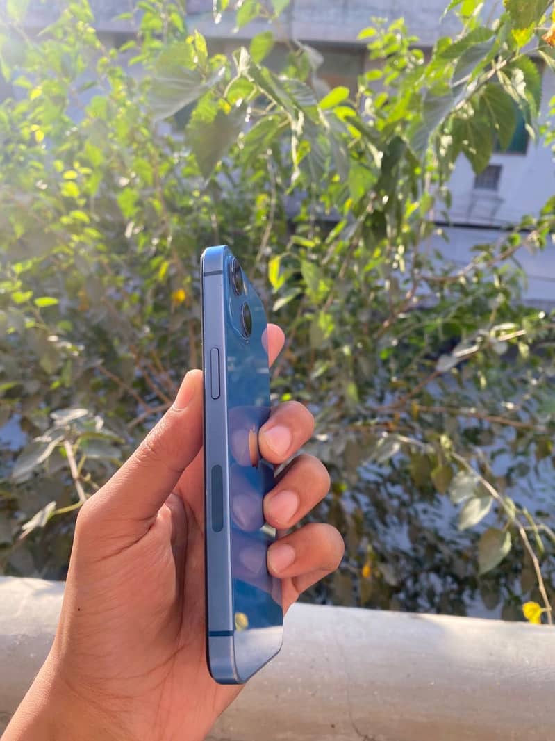 Apple iPhone 13 2