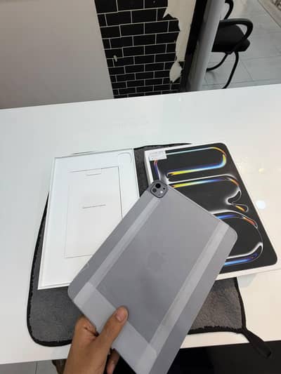 Apple iPad pro m4 memory storage 256 GB RAM 12 GB
