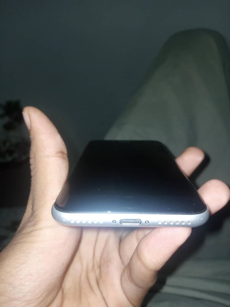 Apple iPhone SE 10