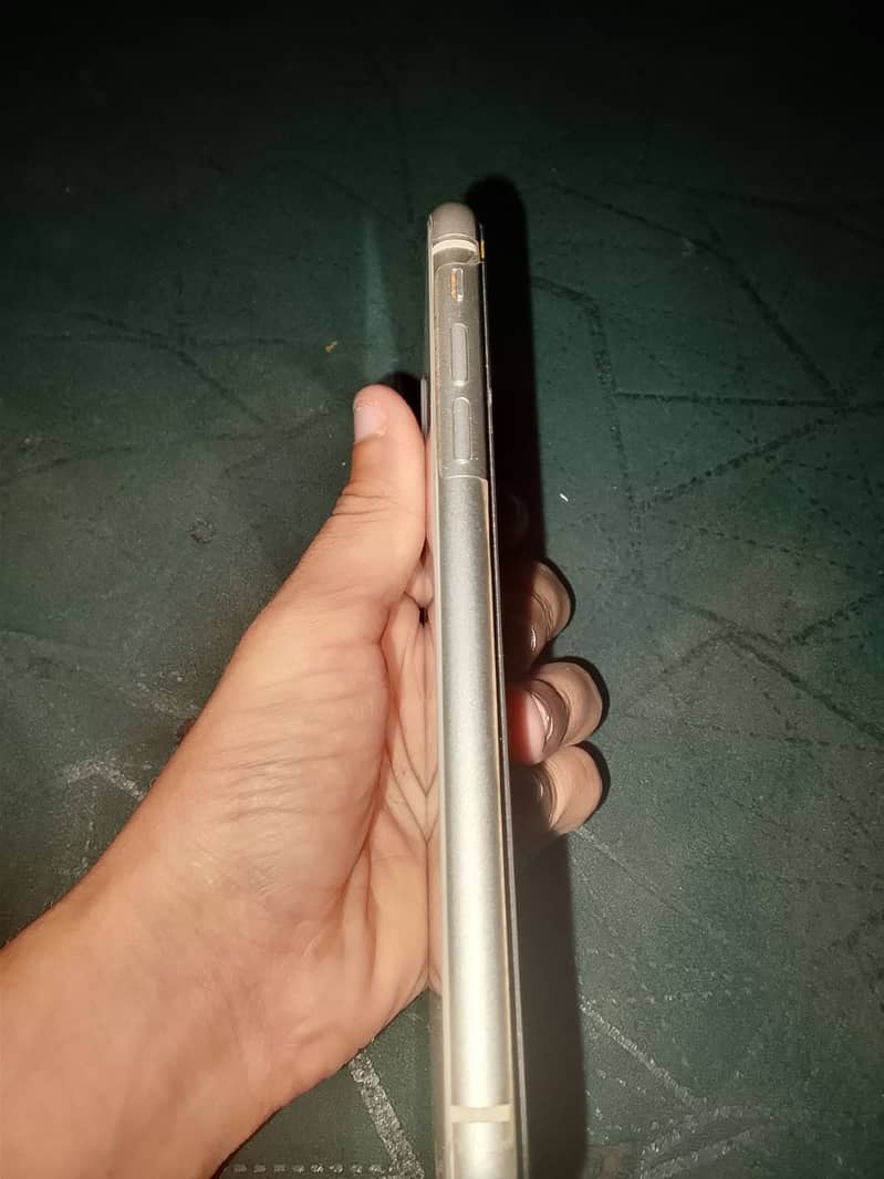 Apple iPhone 11 3