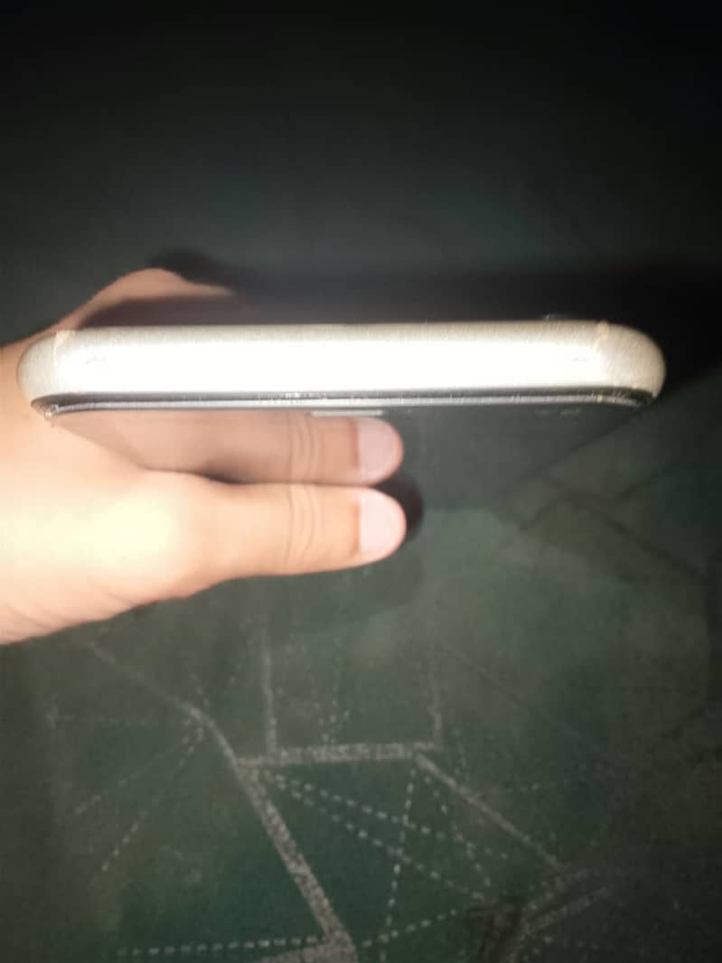 Apple iPhone 11 4