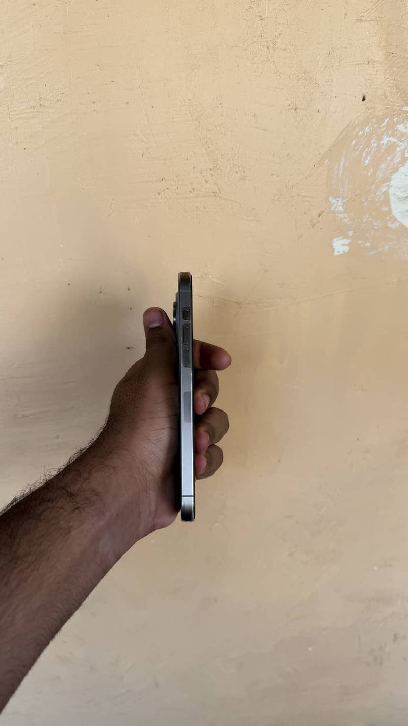 Apple iPhone 15 Pro Max 2